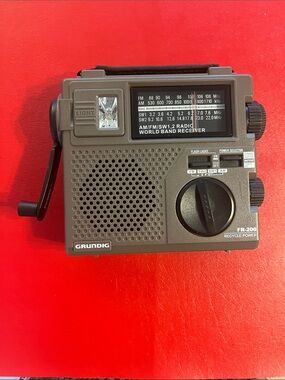 GRUNDIG FR200 Emergency Radio AM/FM/SW 1,2 World Band Receiver, Hand Crank